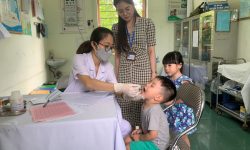 2125747_cho_tre_uong_vitamin_a_tai_tram_y_te_phuong_yen_thanh_tp_uong_bi_anh_hoai_minh_21154314